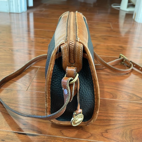 Vintage 1980s Dooney & Bourke Black and Tan Pebble Leather Crossbody Purse Bag - Picture 5 of 15